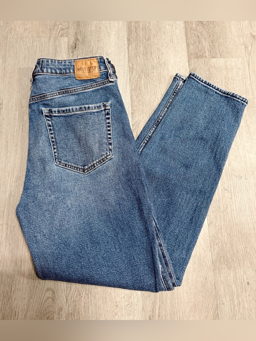 •HOLLISTER• CURVY ULTRA HIGH RISE MOM JEANS